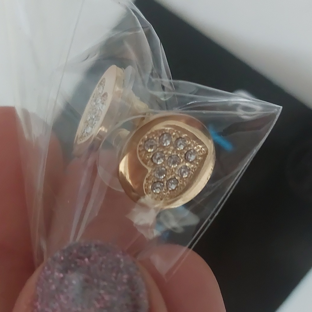 Callura  Gold's tone round heart stud earring with swarovski crystals one size